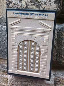 Repr&eacute;sentation tactile d'une porte - Forcalquier